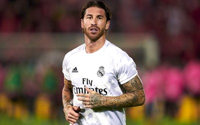 爱游戏电竞-凯恩头球攻门被门将神勇扑出